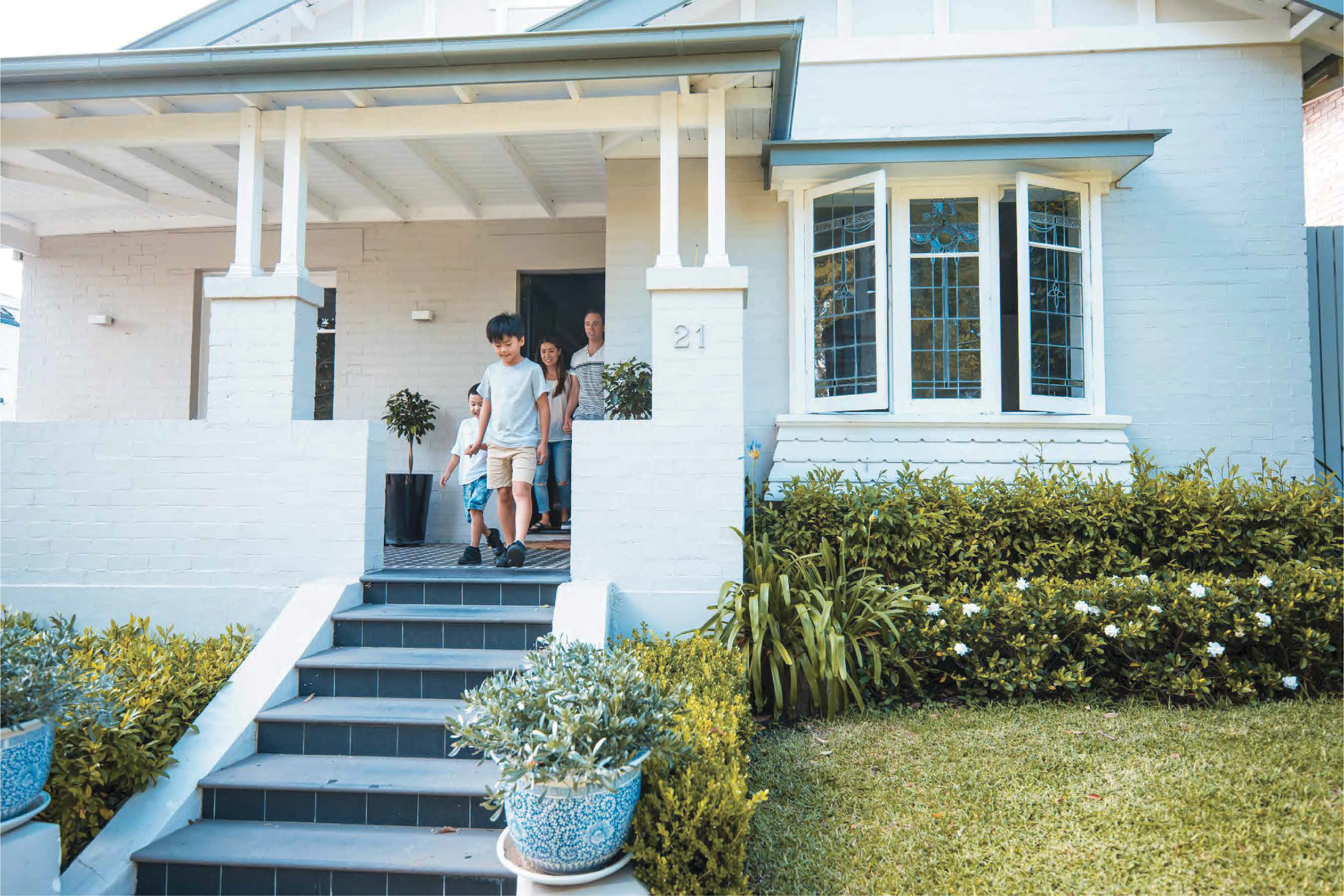 2@HomeExterior_FamilyEntry_Residential